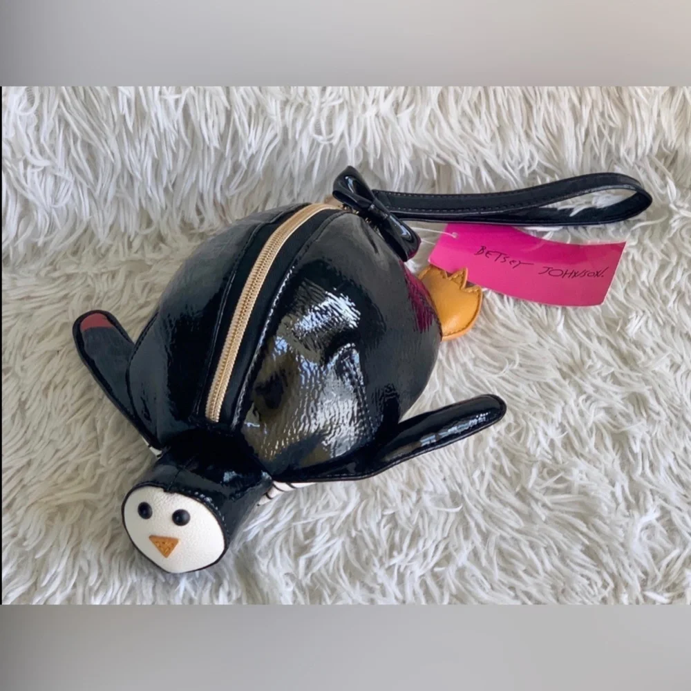 NWT Betsey Johnson KITSCH TOTALLY TUXEDO TALES PENQUIN WRISTLET BJ62000H - Picture 5 of 6